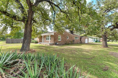 920 Avenue C, Lacy Lakeview, TX 76705 — photo 2