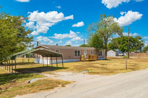 7205 Walden Drive, Joshua, TX 76058 — photo 3
