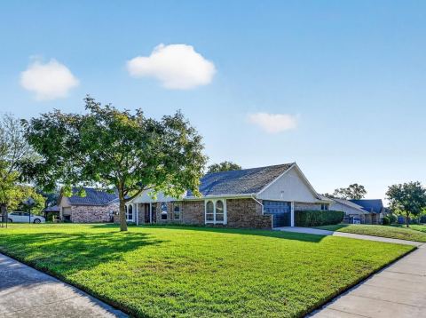 437 Overcrest Drive, Benbrook, TX 76126 — photo 2