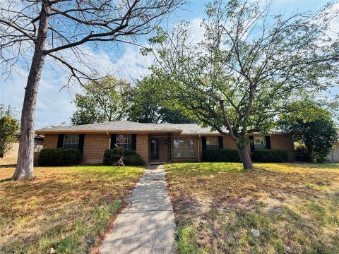 1112 Joanna Circle, DeSoto