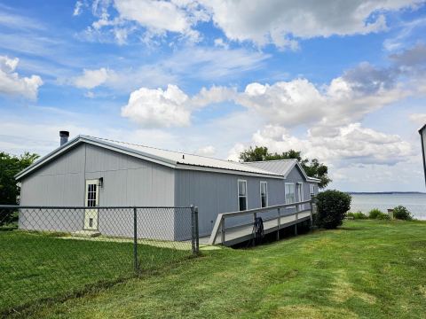372 Meadow Pond Court, Runaway Bay