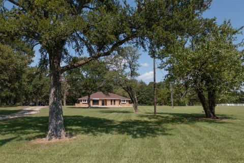 6373 FM 2101, Quinlan