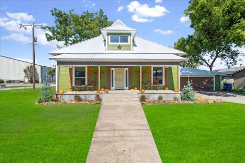 300 E 3rd Street, Blooming Grove, TX 76626 — photo 2