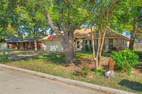 3648 Village Green Drive, Grand Prairie, TX 75052 — photo 2