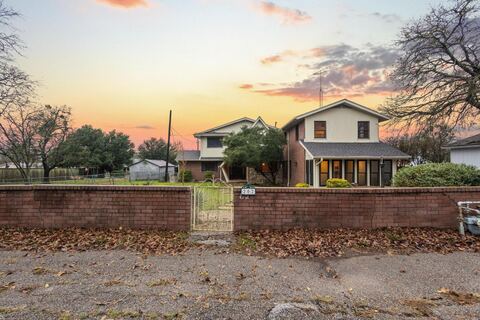 202 S Santa Fe Street, Wolfe City, TX 75496 — photo 2