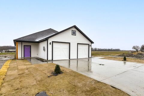 1020 Burnett Boulevard A, Alvarado, TX 76009 — photo 2
