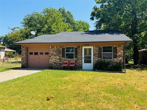 1210 S Clements Street, Gainesville, TX 76240 — photo 2