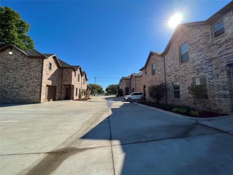1528 N Broughton Street 1528, Sherman