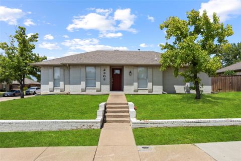 2303 Silverthorne Drive, Dallas