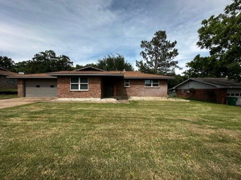 829 N Charlotte Avenue, Stephenville