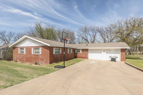 809 E Highway 82, Nocona