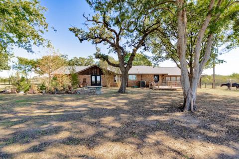 745 Winn Road, Bowie, TX 76230 — photo 2