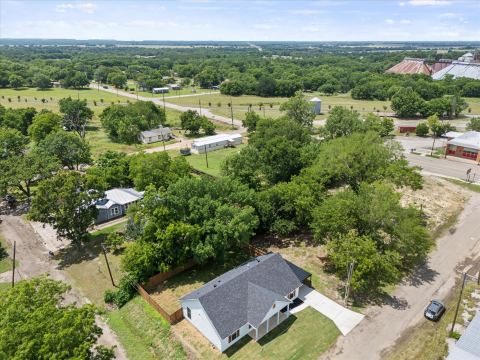 108 S Manson Street, Wolfe City, TX 75496 — photo 2