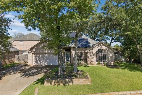 905 Forest Hollow Drive, Hurst