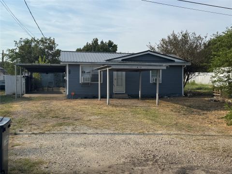 413 E Locust Street, Whitewright, TX 75491 — photo 2