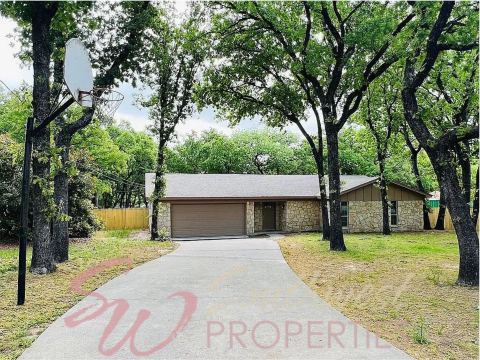 2605 W Highland Drive, Granbury