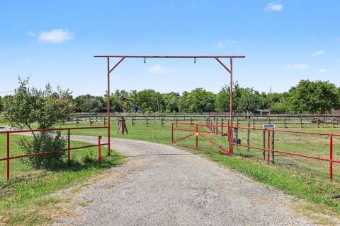 1135 Leo Andrews Road, Whitesboro, TX 76273 — photo 3