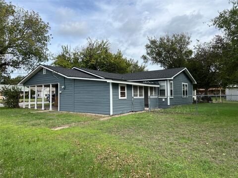 203 E Spring, Henrietta, TX 76365 — photo 3