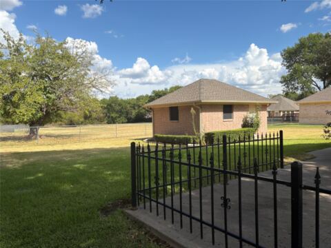 804 S PARIS Street, Ennis, TX 75119 — photo 3