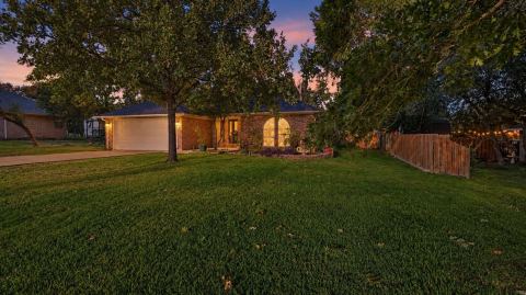 1903 W Spanish Oak Drive, Granbury