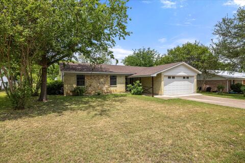 606 Nancy Drive, Glen Rose, TX 76043 — photo 2