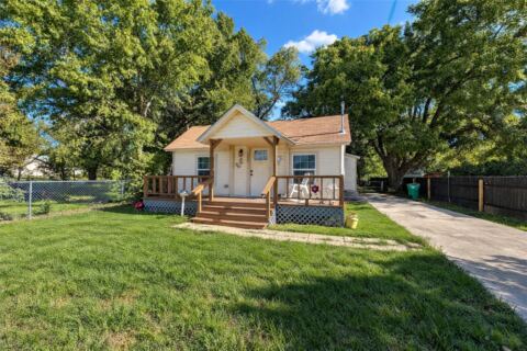 309 E Wilbarger Street, Bowie, TX 76230 — photo 2