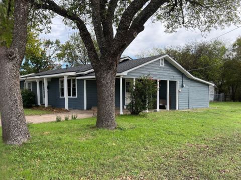 203 E Spring, Henrietta, TX 76365 — photo 2