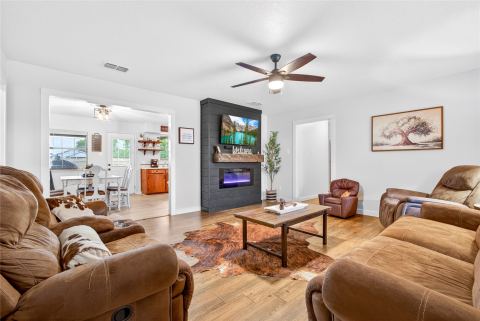 703 S College Street, Celeste
