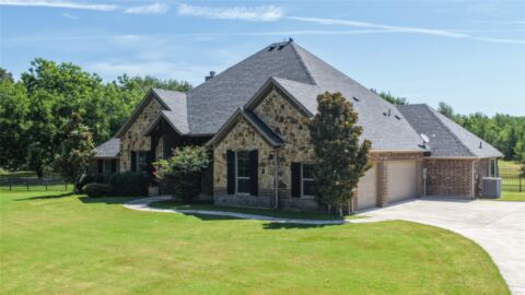 181 Fairview Court, Decatur, TX 76234 — photo 2