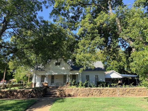 830 Plum Street, Graham, TX 76450 — photo 2