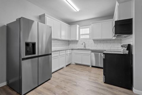 525-527 E Ball Street 525, Tom Bean