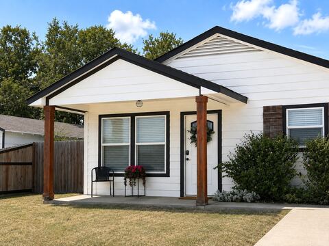 106 Raymond Street, Bowie, TX 76230 — photo 2