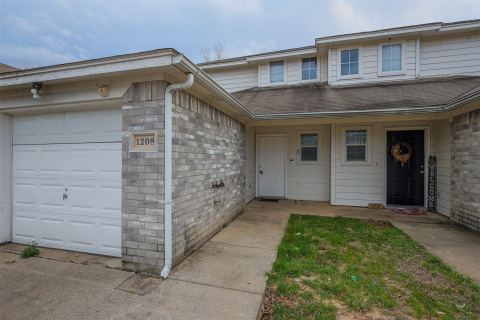 1208 Village Garden Drive, Azle