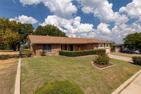 304 Lakeview Drive, Runaway Bay, TX 76426 — photo 3