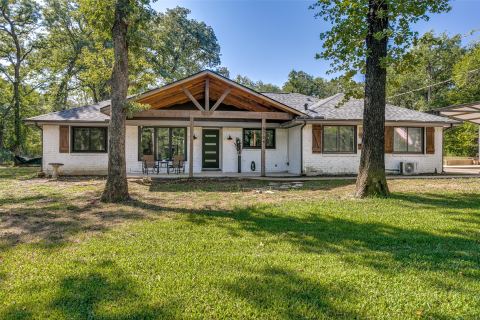5704 Pecan Circle