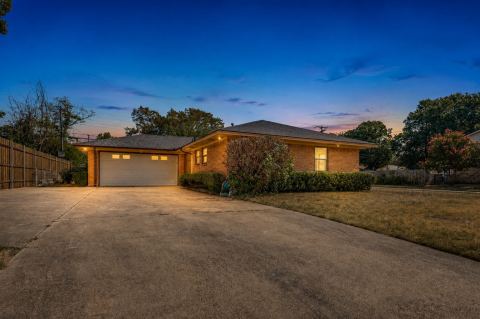 303 Merribrook Trail, Duncanville, TX 75116 — photo 2
