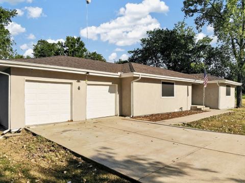 702 N US Highway 69, Celeste