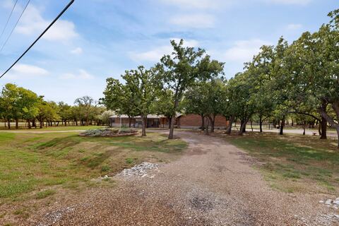 111 Clear Creek Drive, Sunset, TX 76270 — photo 3