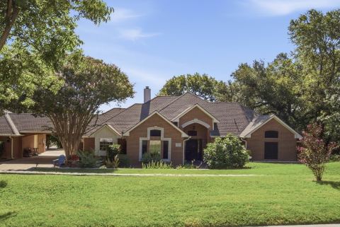 201 Coach House Circle, Fort Worth