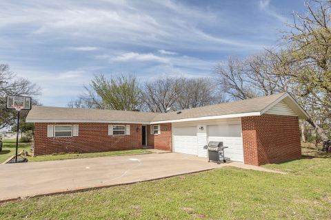 809 E Highway 82, Nocona, TX 76255 — photo 2