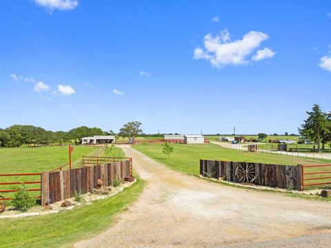 204 Cr 107, Whitesboro, TX 76273 — photo 2