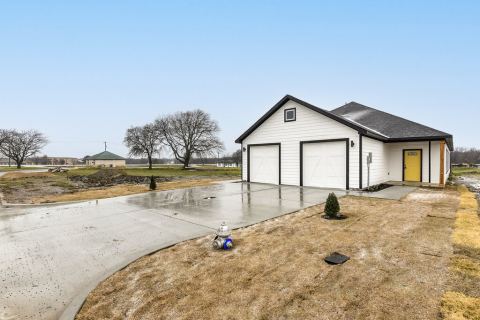 1020 Burnett Boulevard A, Alvarado, TX 76009 — photo 3